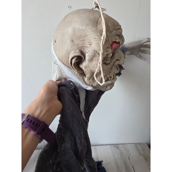 Hanging zombie Halloween prop life size scary skull - Picture 7 of 11
